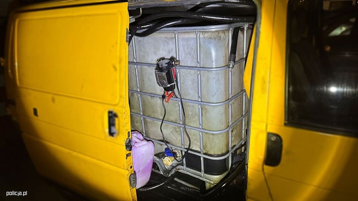 Złodziej paliwa jeździł z mauzerem na pace busa. Działał od dłuższego czasu