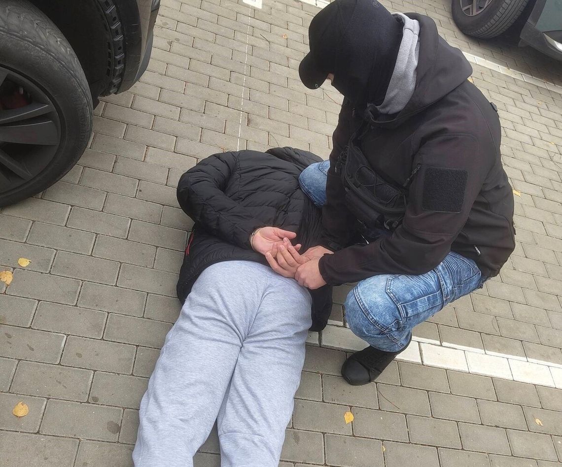 Złodziej paliwa uciekał przed policją. Pościg zakończył się zderzeniem z radiowozem Złodziej paliwa uciekał przed policją. Pościg zakończył się zderzeniem z radiowozem