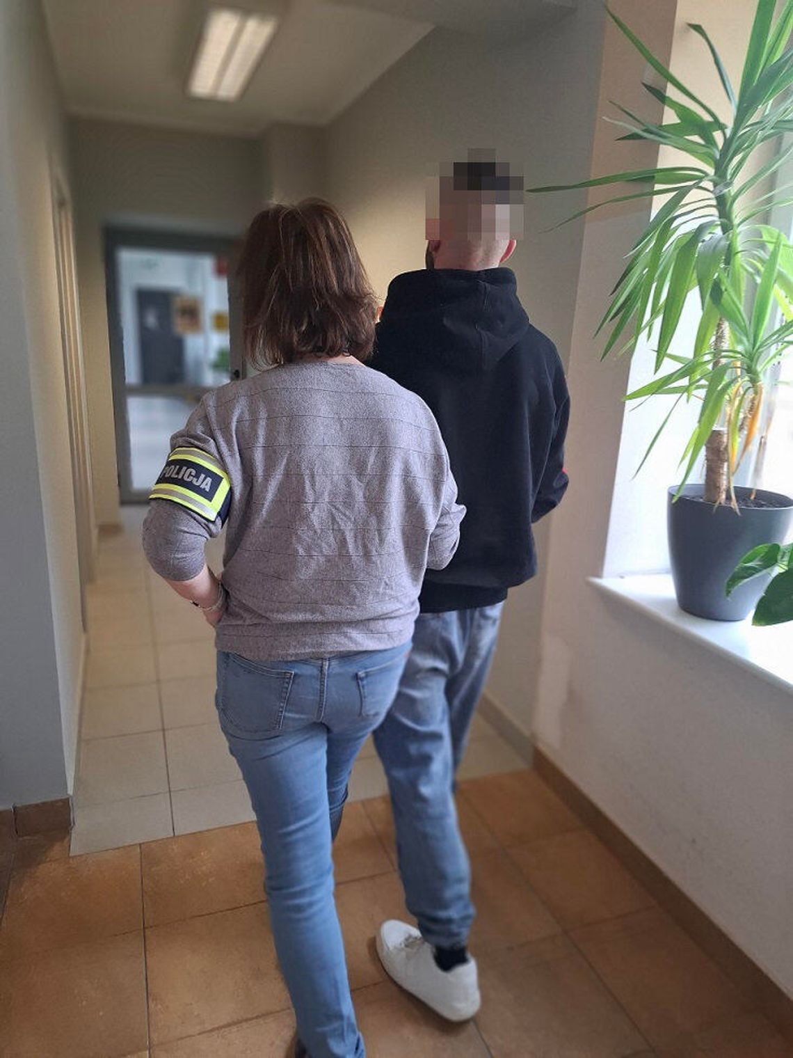 Złodziej popchnął sprzedawczynię, która chciała go zatrzymać. Teraz za kradzież rozbójniczą grozi mu 10 lat