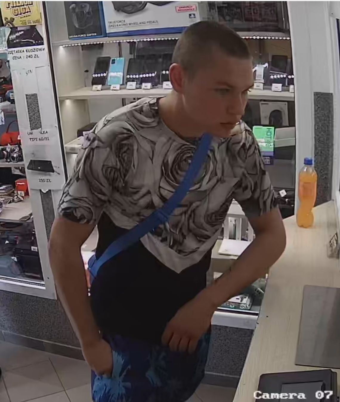 Złodziej posłużył się skradzioną kartą płatniczą. Funkcjonariusze proszą o pomoc w identyfikacji Złodziej posłużył się skradzioną kartą płatniczą. Funkcjonariusze proszą o pomoc w identyfikacji