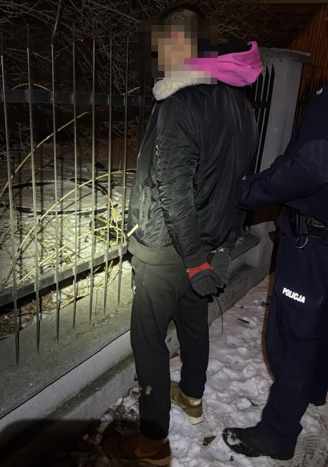 Złodziej poszedł na kolejną robotę, ale to nie był jego szczęśliwy dzień. Zdradziły go ślady na śniegu