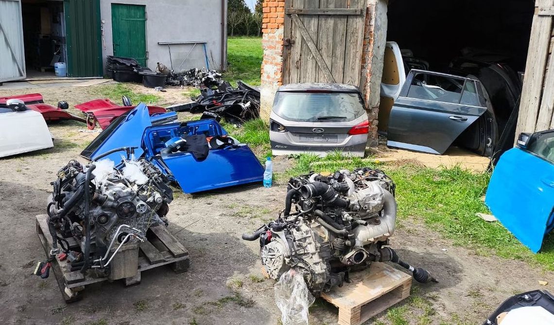 Złodziej recydywista wpadł po kradzieży busa. Na podwórku miał dziuplę samochodową