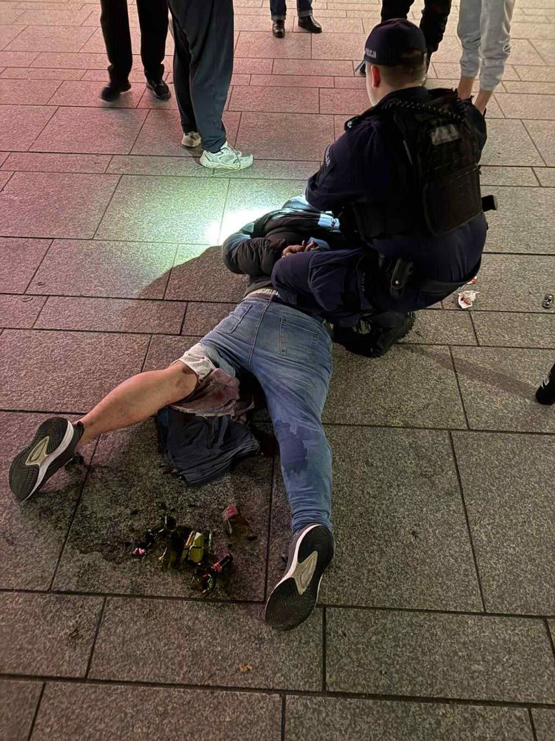 Złodziej uciekał ze szklaną butelką w nogawce. W trakcie szarpaniny z ochroniarzem pocięła mu nogę Komenda Miejska Policji w Sopocie