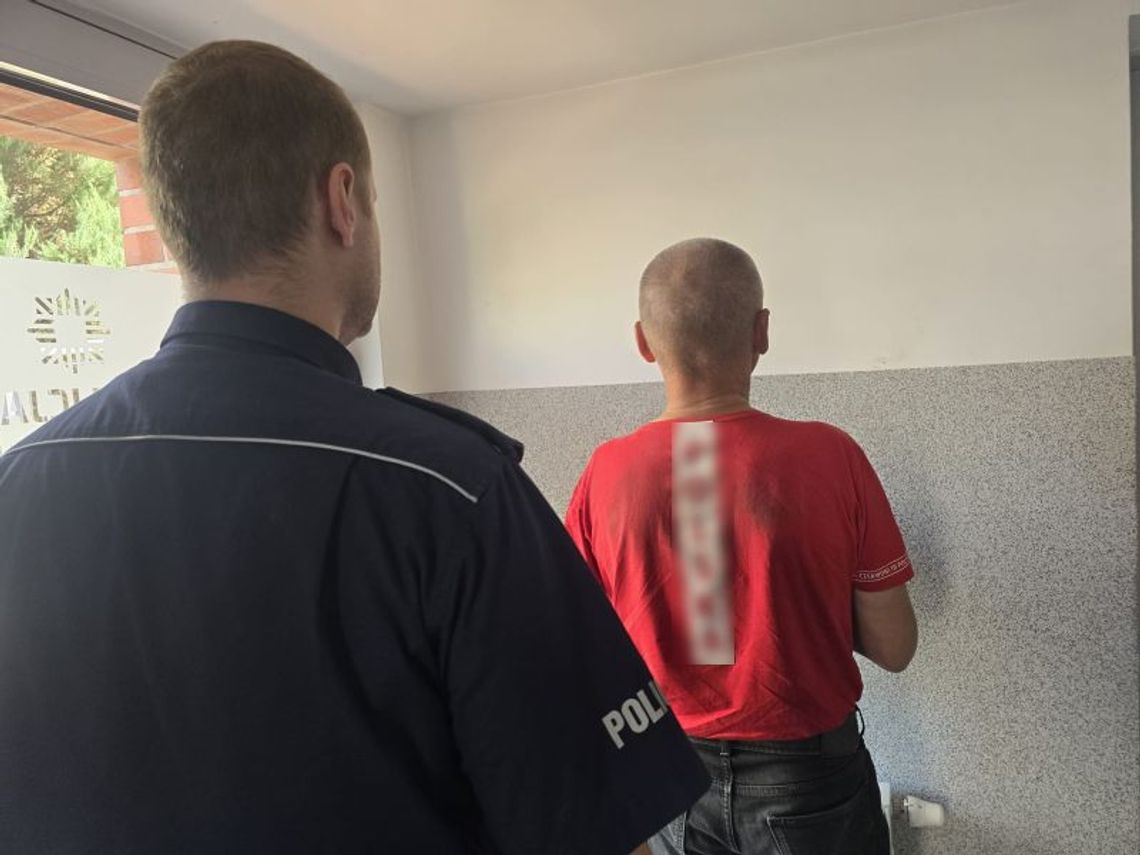 Złodziej uciekł przed policjantami do fontanny. Obrażał funkcjonariuszy i groził im śmiercią