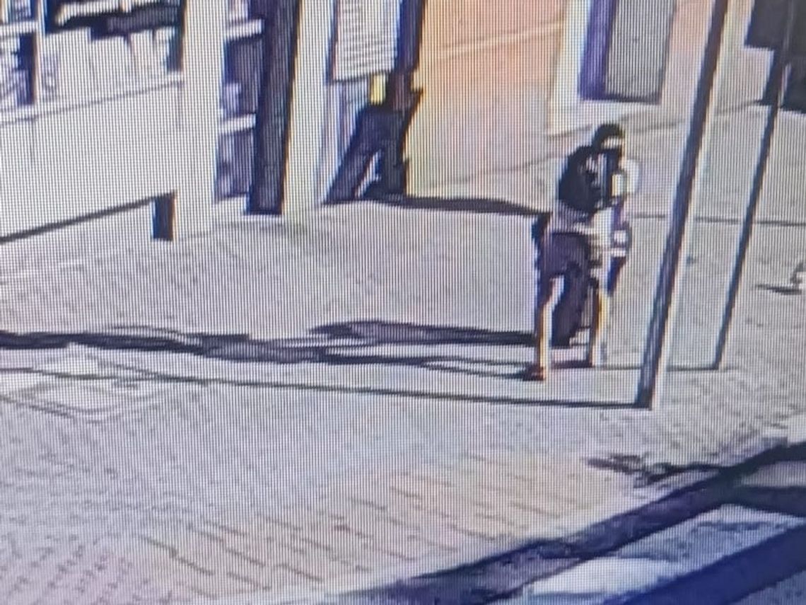 Złodziej użył kubła na śmieci do wywiezienia łupów. Po wszystkim odstawił go na miejsce