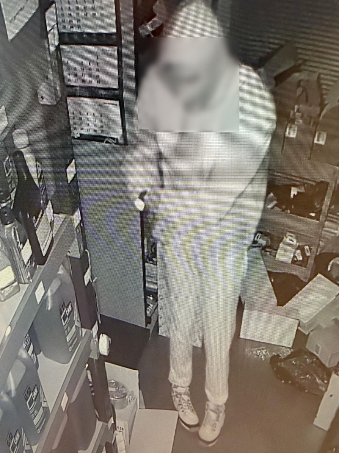 Złodziej w ciągu trzech minut plądrował biura i uciekał. Wpadł przez pozostawione ślady