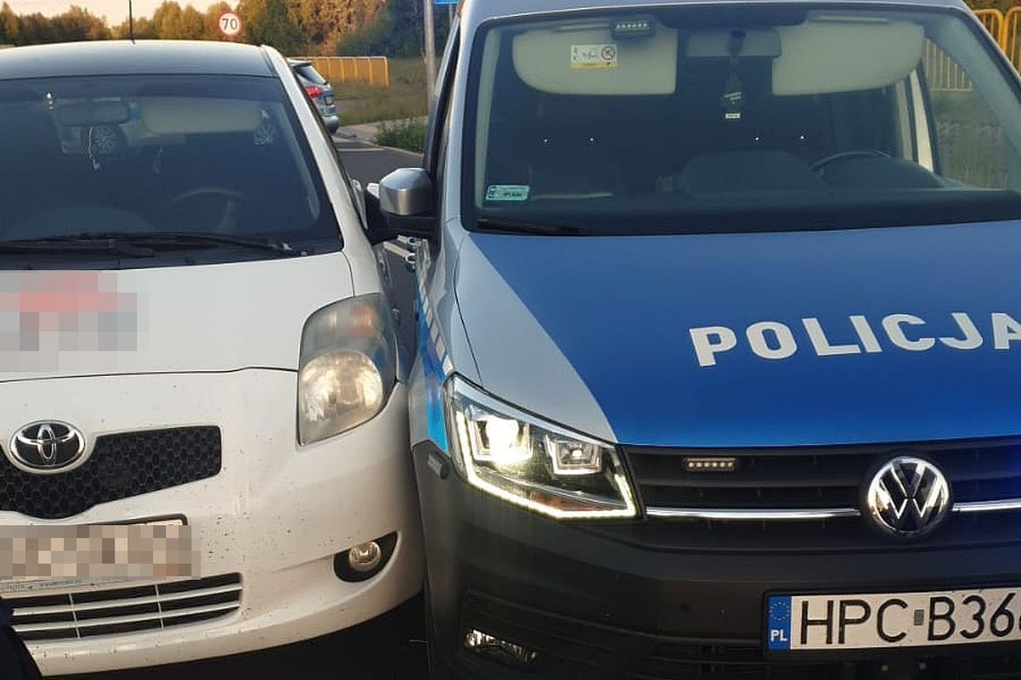 Złodziej w toyocie chciał uciec za wszelką cenę. Poddał się dopiero, gdy policjanci oddali strzały