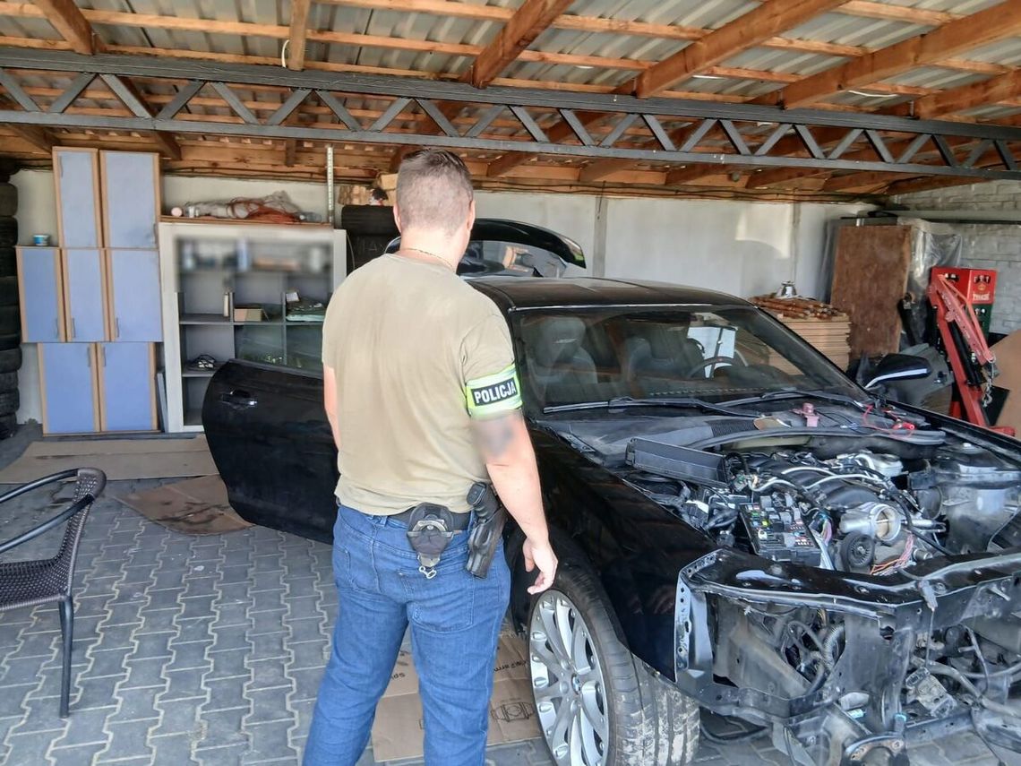 Złodzieje wpadli po serii kradzieży. Na posesji znaleziono Camaro, BMW i skradzioną przyczepę Złodzieje wpadli po serii kradzieży. Na posesji znaleziono Camaro, BMW i skradzioną przyczepę