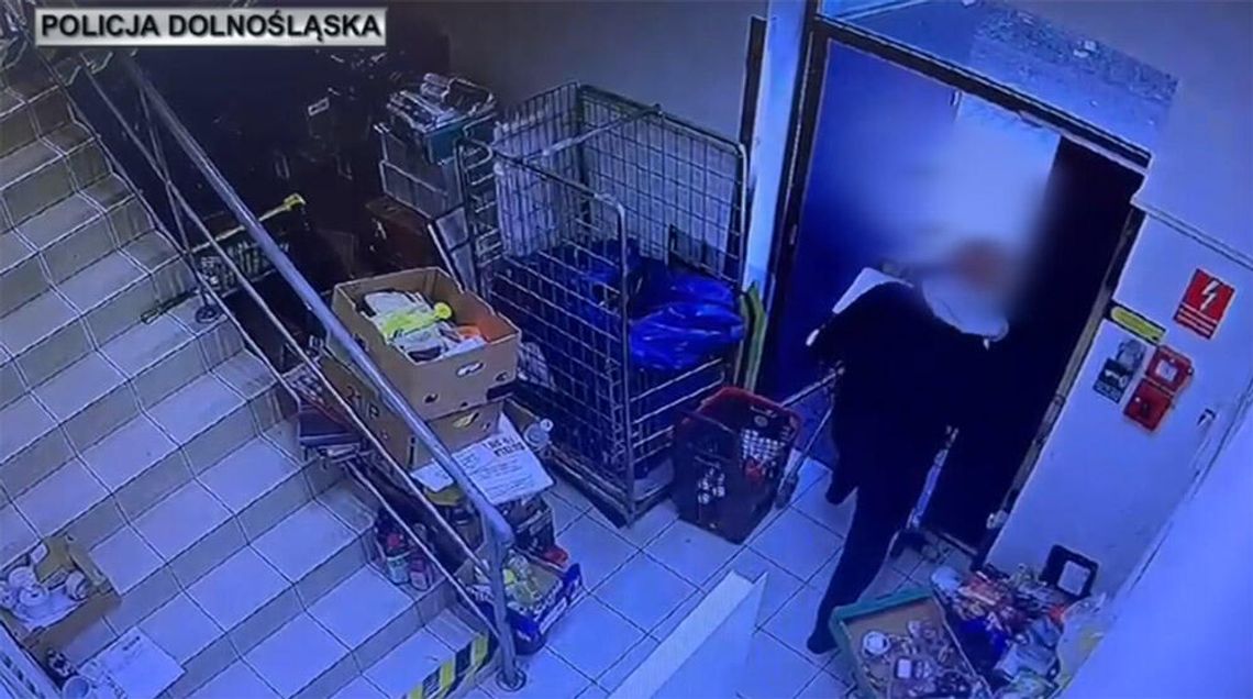 Złodziej wyszedł ze sklepu z wózkami pełnymi towaru przez drzwi w magazynie