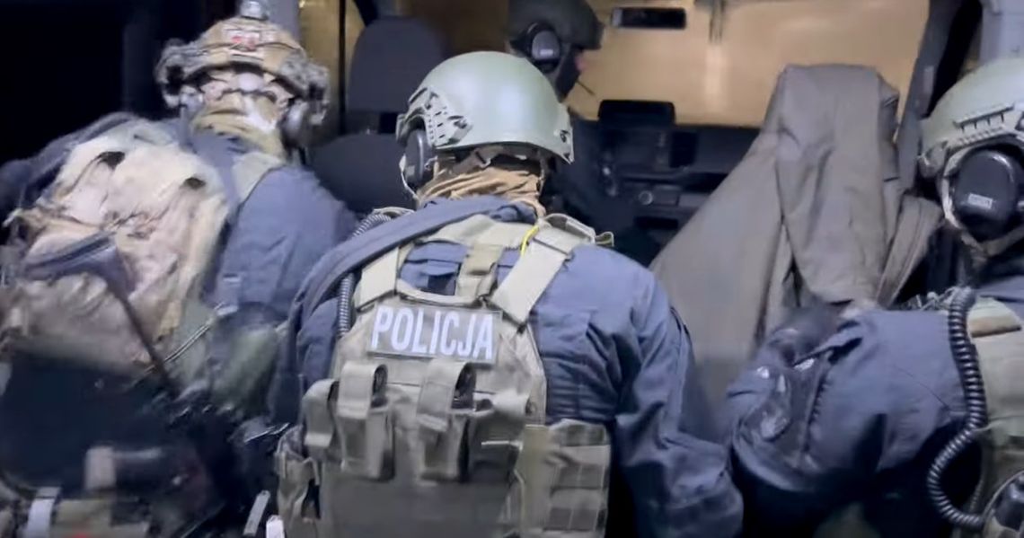 Złodziej zabarykadował się w domu z kobietą i dzieckiem. Na miejsce wezwano antyterrorystów Złodziej zabarykadował się w domu z kobietą i dzieckiem. Na miejsce wezwano antyterrorystów