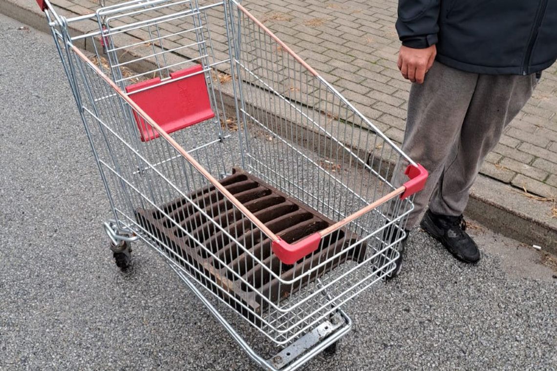 Złodzieje dali popis głupoty: skradziony złom przewozili... skradzionym z marketu wózkiem