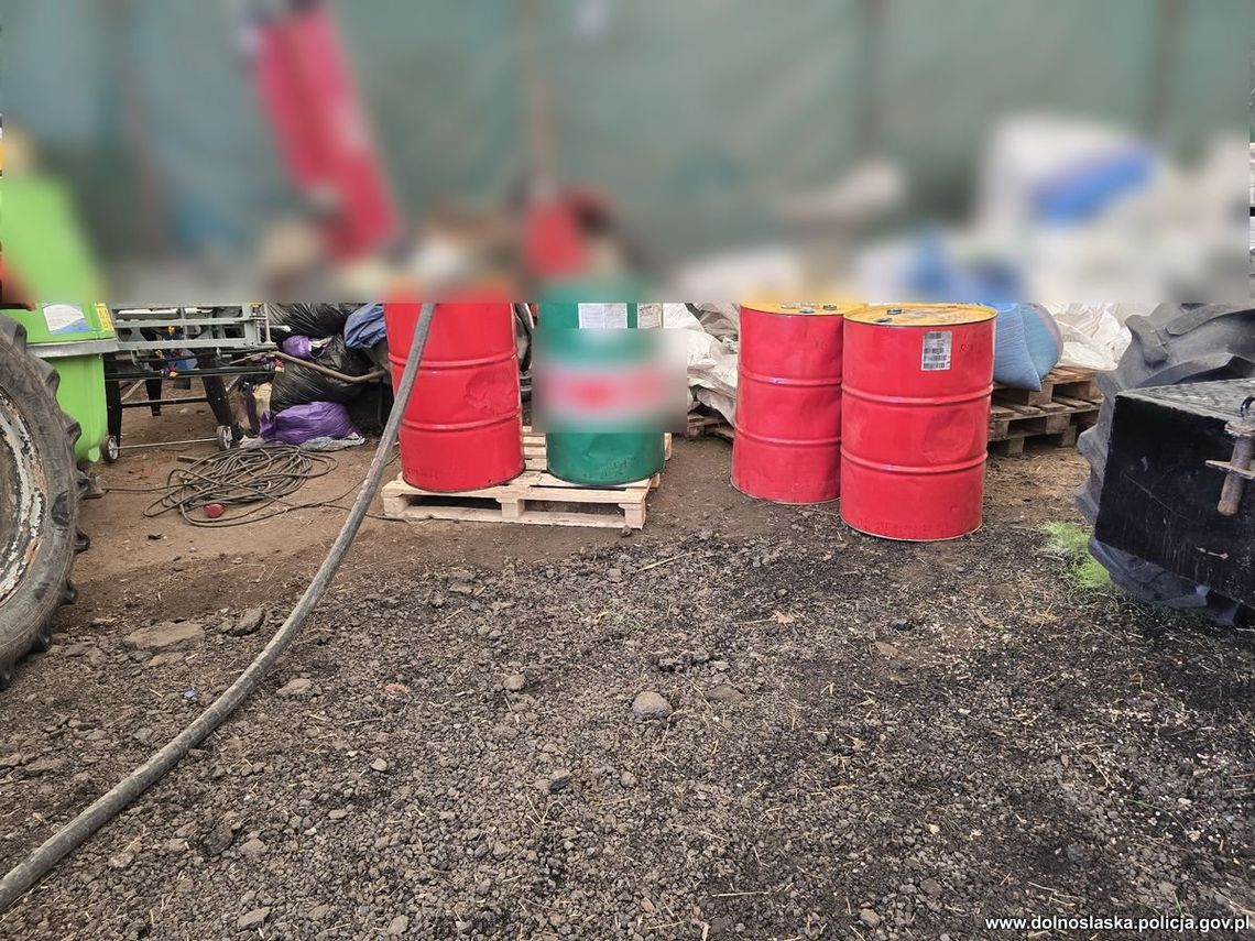 Złodzieje firmowego paliwa mieli stację benzynową w garażu. Tankowali prosto z beczek