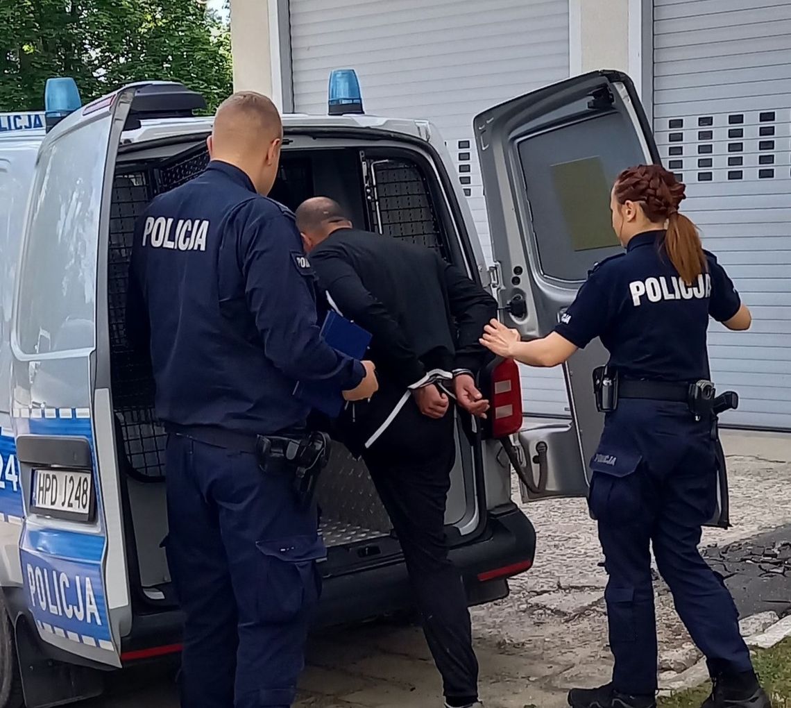 Złodzieje paliwa zatrzymani na gorącym uczynku. Spuścili 280 litrów ropy z maszyny budowlanej