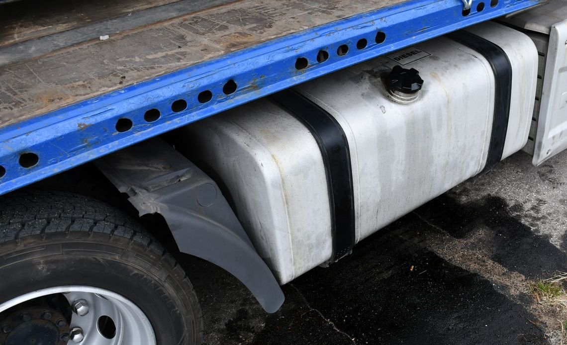 Złodzieje paliwa zatrzymani tuż po kradzieży. Wypatrzył ich właściciel firmy