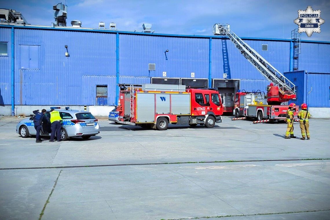 Złodzieje przyłapani przez policję na dachu. W akcji podnośnik strażacki