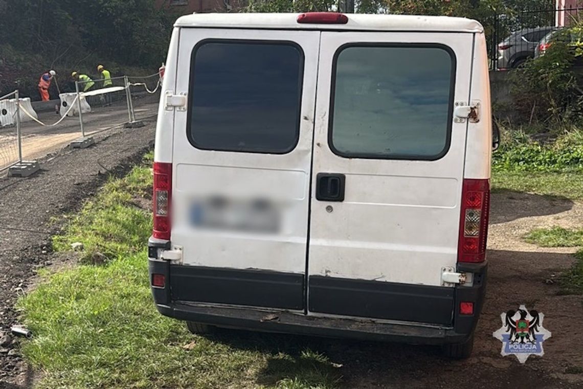 Złodzieje udawali ekipę budowlaną. Mieli busa z kogutem, kamizelki odblaskowe i radiostacje