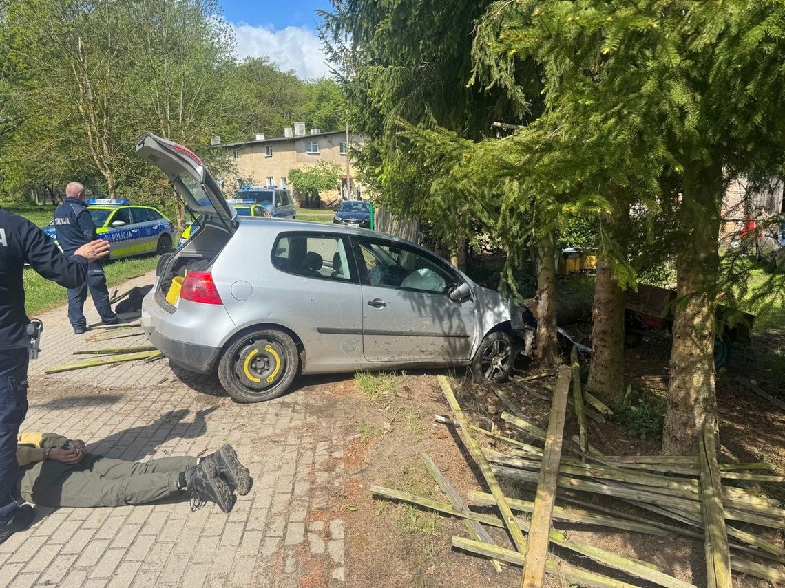 Złodzieje w golfie celowo zjechali na czołówkę z radiowozem. Kierowca był po narkotykach