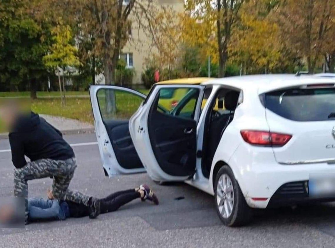 Złodzieje zatrzymani kilkanaście godzin po kradzieży auta. Wśród nich był poszukiwany listem gończym