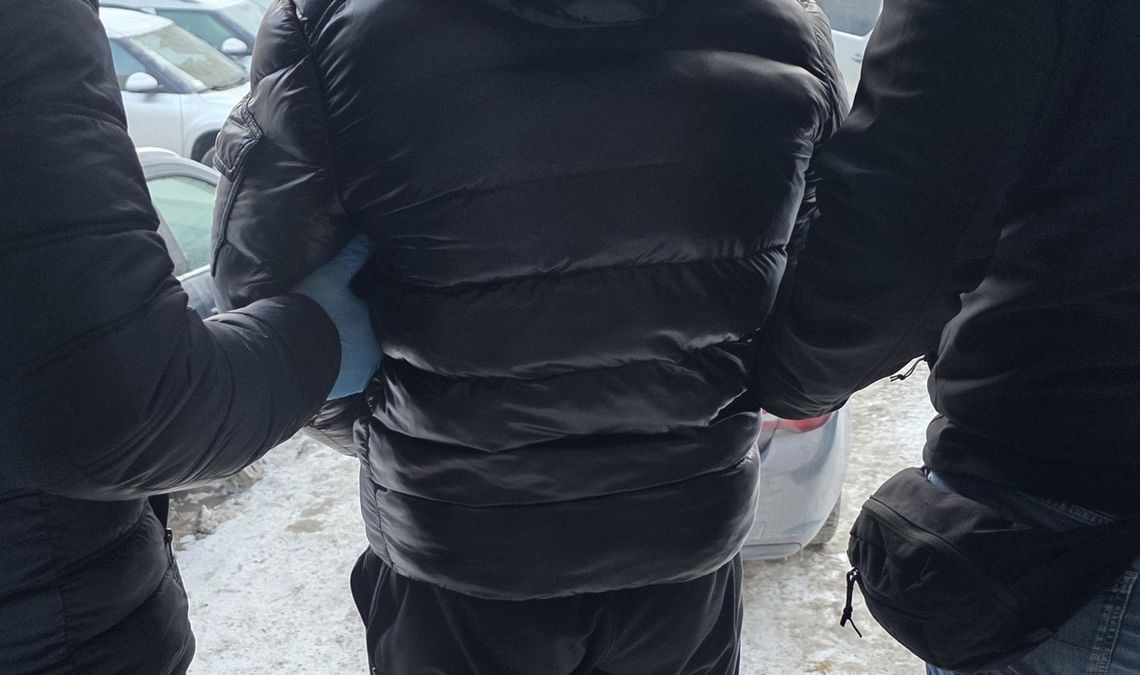 Złodziejska para kradła perfumy w drogeriach. W mieszkaniu kobiety policjanci znaleźli narkotyki Złodziejska para kradła perfumy w drogeriach. W mieszkaniu kobiety policjanci znaleźli narkotyki