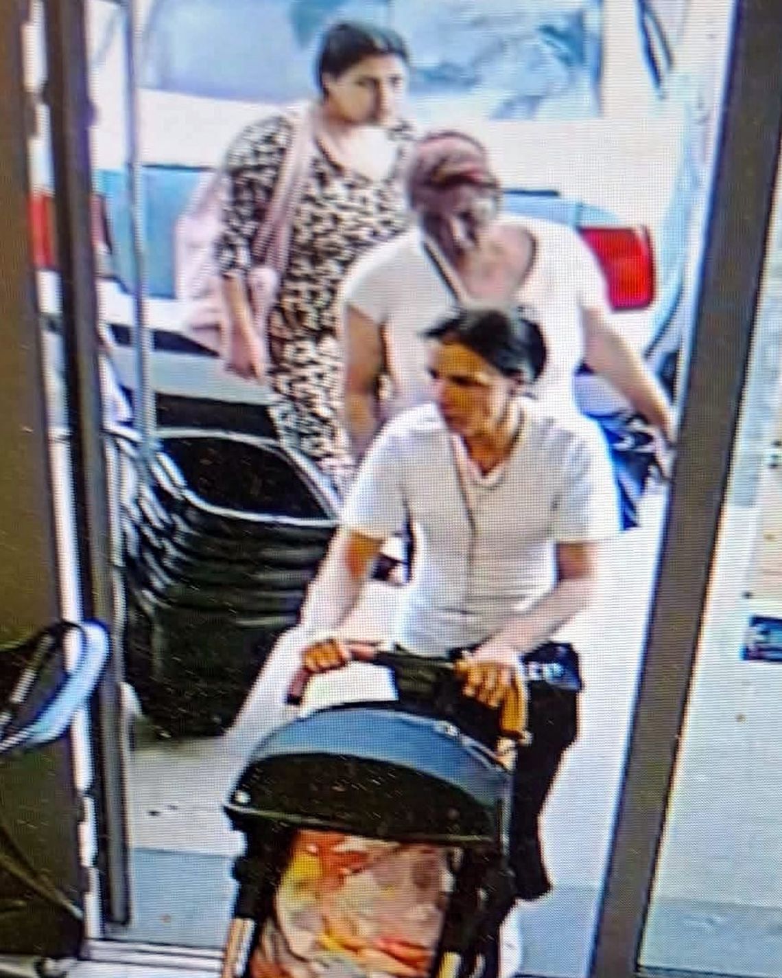 Złodziejskie trio z wózkiem dziecięcym. Kobiety bezczelnie kradły w galerii - policja prosi o pomoc