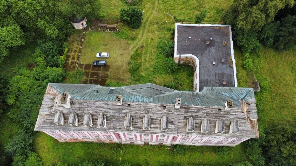 Złomiarze przez dwa lata rozkradali miedziany dach pałacu. Narobili strat na ponad 600 tys. zł