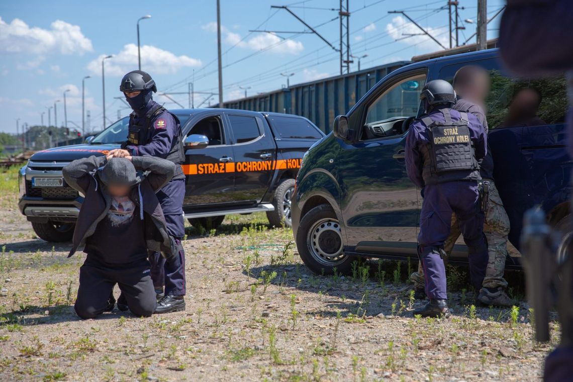 Złomiarze zatrzymani na gorącym uczynku. Kradli metalowe elementy ze stacji kolejowej Złomiarze zatrzymani na gorącym uczynku. Kradli metalowe elementy ze stacji kolejowej