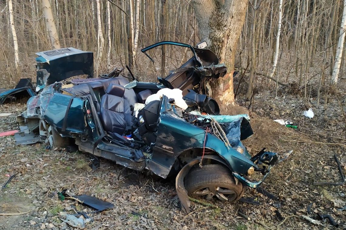 Zmiażdżone BMW było zawinięte na drzewie. W środku dwóch martwych kolesi