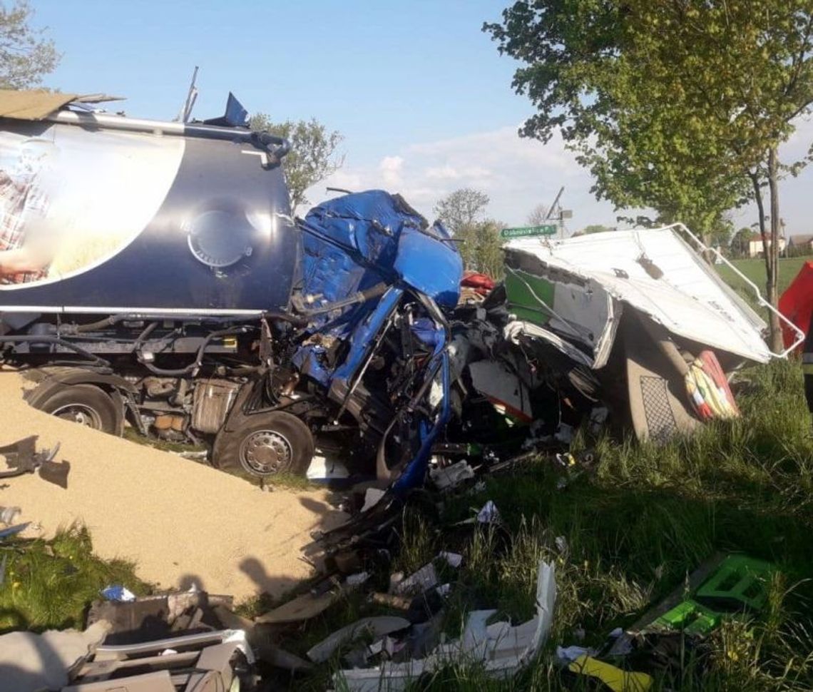 Zmiażdżone ciężarówki po zderzeniu czołowym. Jeden z kierowców nie przeżył [FOTO]