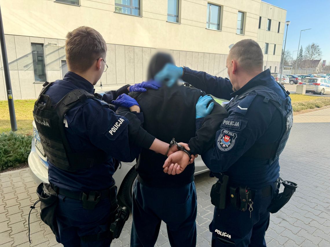 Zmusili znajomego nożem do sprzedaży auta. 20-latek ogolił głowę swojej ofierze