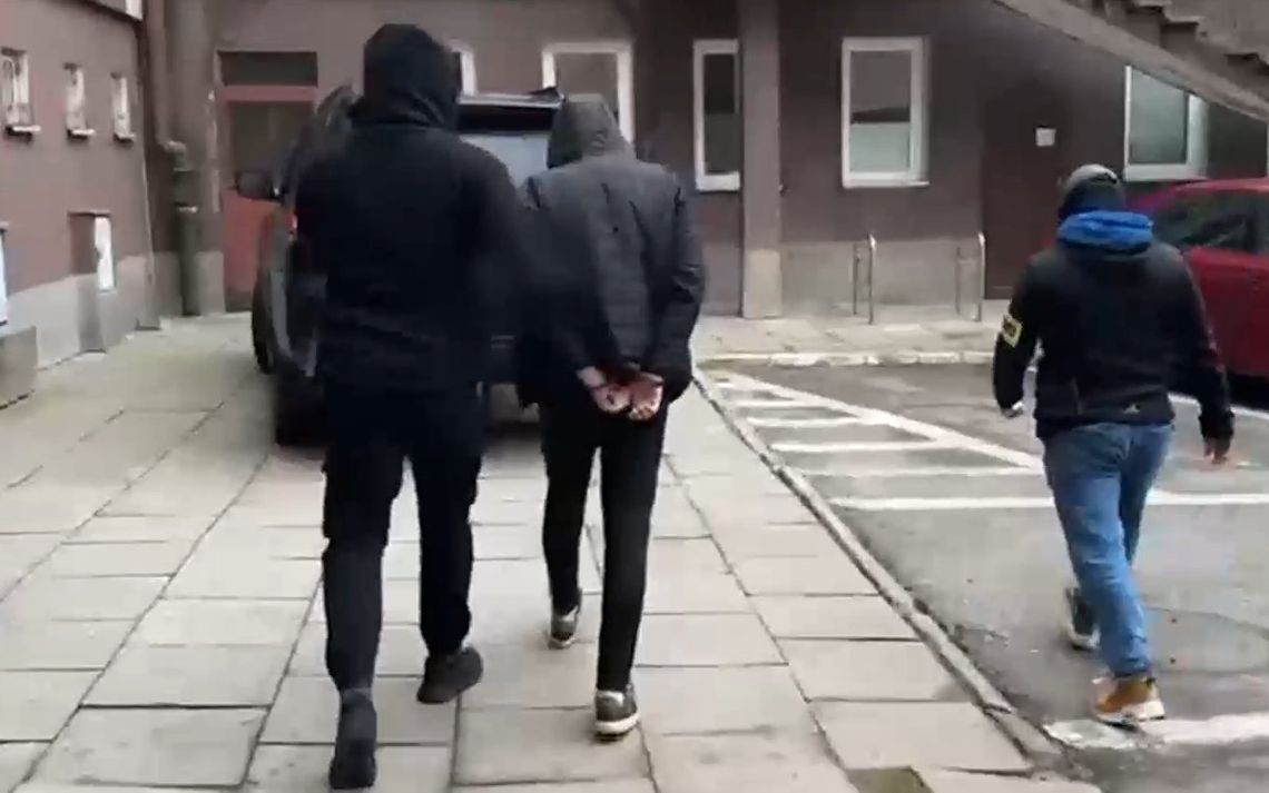 Zmuszali przemocą bezdomnego, żeby dla nich kradł. Zatrzymani trzej mężczyźni i kobieta Zmuszali przemocą bezdomnego, żeby dla nich kradł. Zatrzymani trzej mężczyźni i kobieta