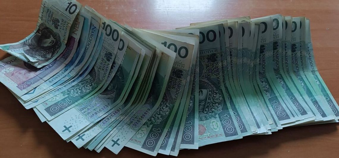 Znalazł 10 tysięcy złotych na drodze. Uczciwy mężczyzna zaniósł znaleziony portfel na komendę Znalazł 10 tysięcy złotych na drodze. Uczciwy mężczyzna zaniósł znaleziony portfel na komendę