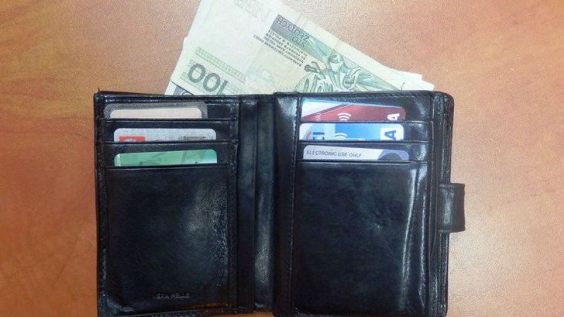 Znaleźli portfel, wzięli kasę i go wyrzucili. Kolejni znalazcy zabrali karty i płacili jak swoimi