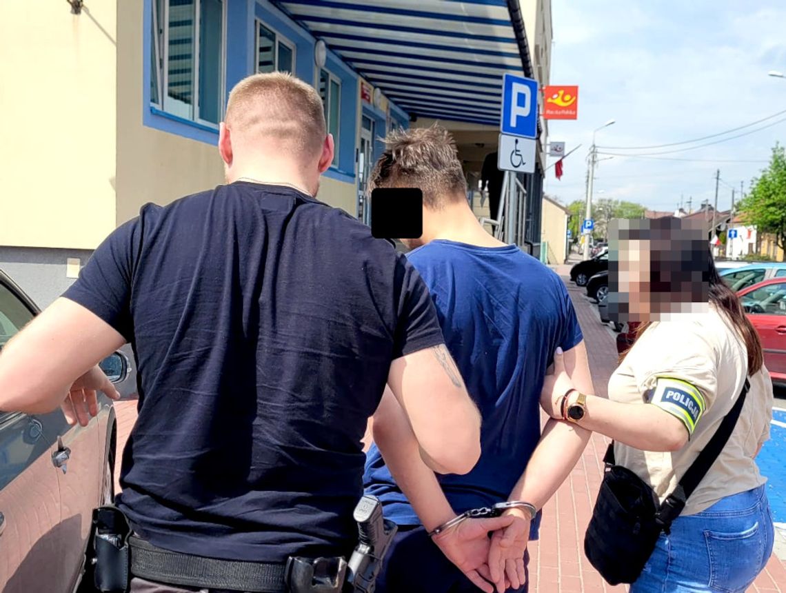 Znęcał się nad dziewczyną na oczach dziecka. Gdy przyjechała policja, wyskoczył do nich z łapami