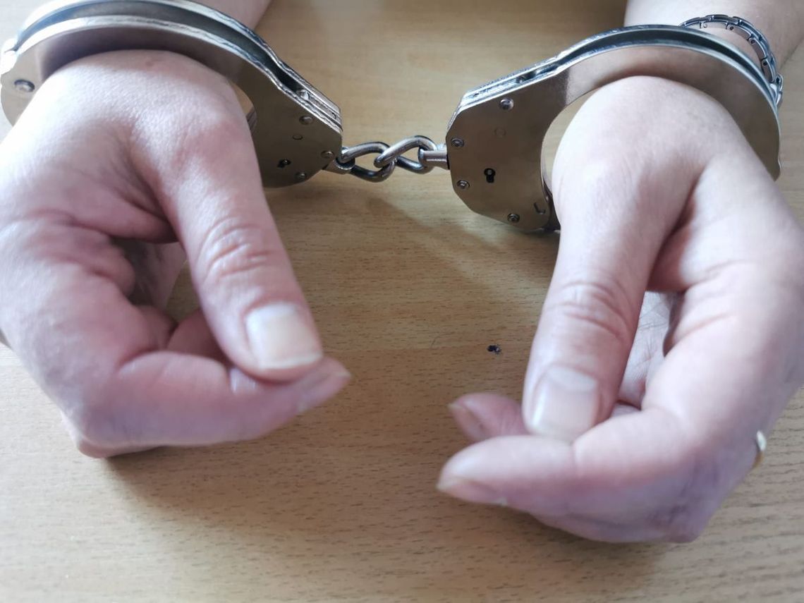 Znęcała się nad byłym mężem i córką. Po interwencji policji kobieta musiała się od nich wyprowadzić Znęcała się nad byłym mężem i córką. Po interwencji policji kobieta musiała się od nich wyprowadzić