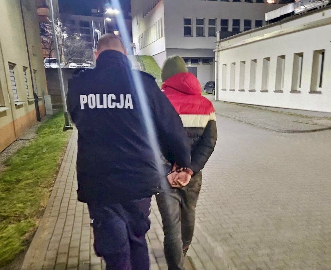 Pijany 26-latek zobaczył kluczyki w busie, wsiadł i odjechał. W trakcie pościgu nazbierał mandatów na 19 tysięcy zł