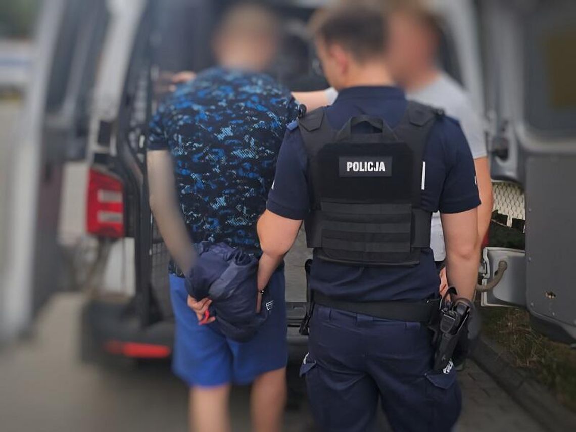 Zobaczył policjantów i próbował uciec przez okno dachowe. 34-latek był poszukiwany za rozbój