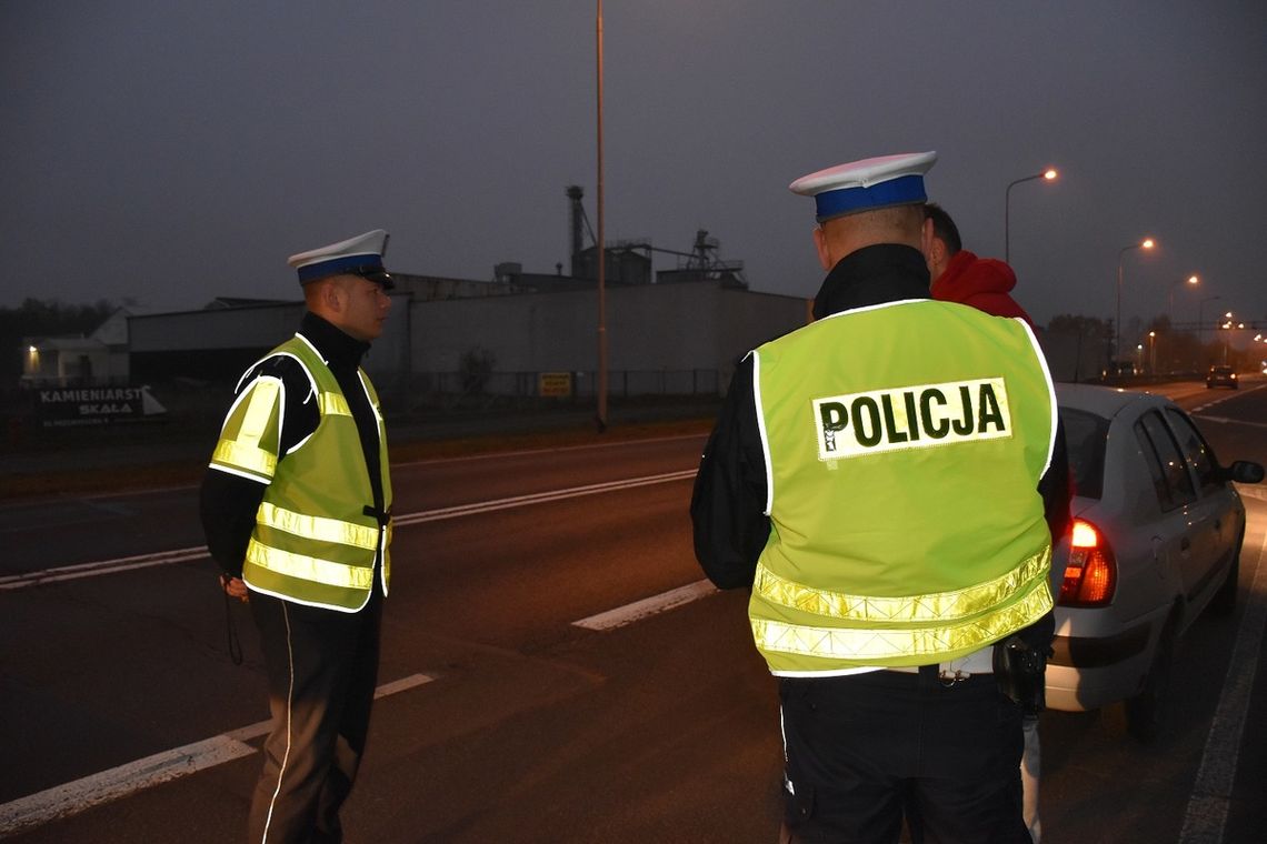 Zobaczył policjantów z alkomatem i... udawał, że ma awarię. Leżał pod autem i próbował odkręcić koło