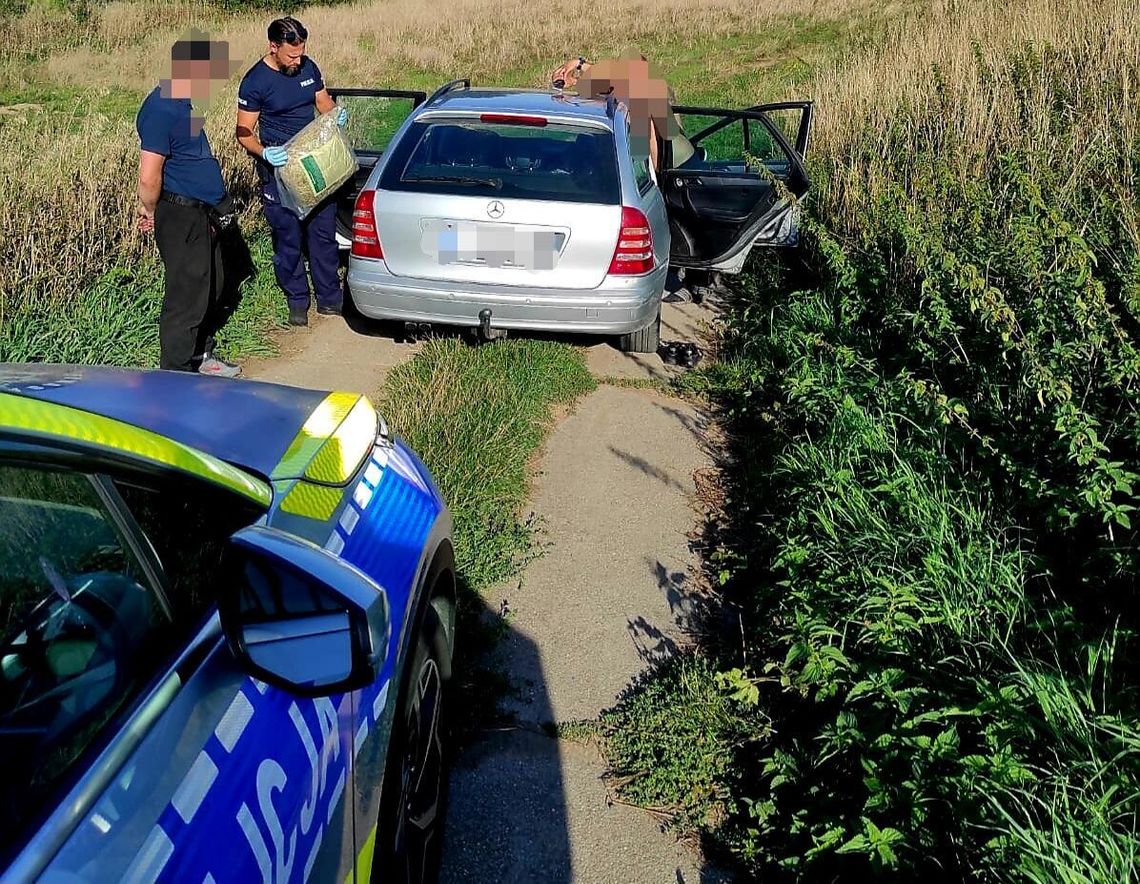 Zobaczył policję i zjechał na polną drogę. W Mercedesie zatrzymano trzy osoby