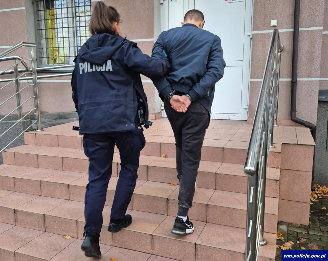 Zobaczył radiowóz i położył się w aucie. Miał saszetkę wypchaną narkotykami Zobaczył radiowóz i położył się w aucie. Miał saszetkę wypchaną narkotykami