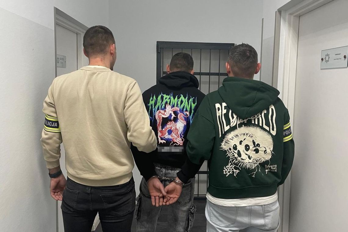 Zobaczył w drzwiach policjantów i wiedział, że ma kłopoty. 37-latek dobrowolnie wydał narkotyki Zobaczył w drzwiach policjantów i wiedział, że ma kłopoty. 37-latek dobrowolnie wydał narkotyki