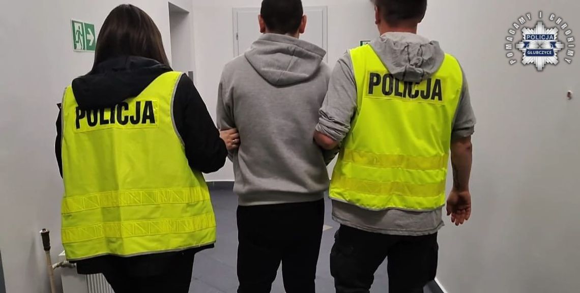 Zobaczył, że po niego przyjechali i pobiegł do sąsiada. Policjanci znaleźli go w wersalce
