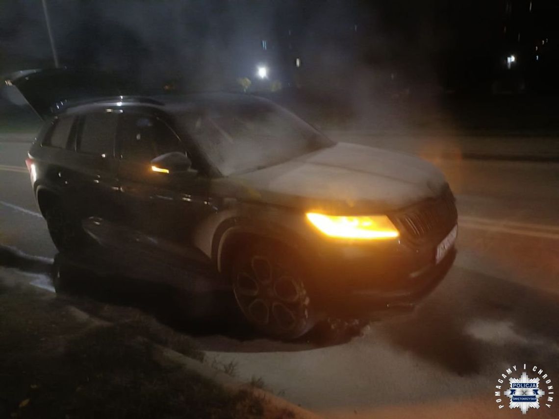 Zobaczył, że z auta jadącego przed nim zaczyna się dymić. Policjant ruszył gasić płonący samochód Zobaczył, że z auta jadącego przed nim zaczyna się dymić. Policjant ruszył gasić płonący samochód