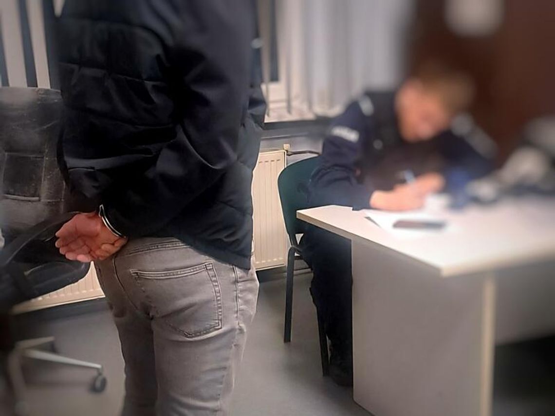Zorientowała się, że rozmawia z oszustem, ale nie dała po sobie poznać. 25-latek wpadł w zasadzkę policji Zorientowała się, że rozmawia z oszustem, ale nie dała po sobie poznać. 25-latek wpadł w zasadzkę policji