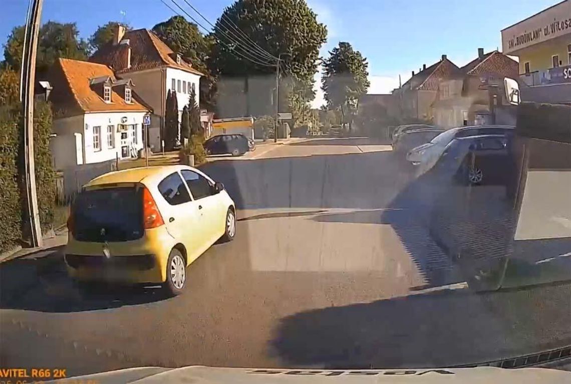 Została nagrana, jak wyprzedza na przejściach dla pieszych. Kobieta straci za to prawo jazdy