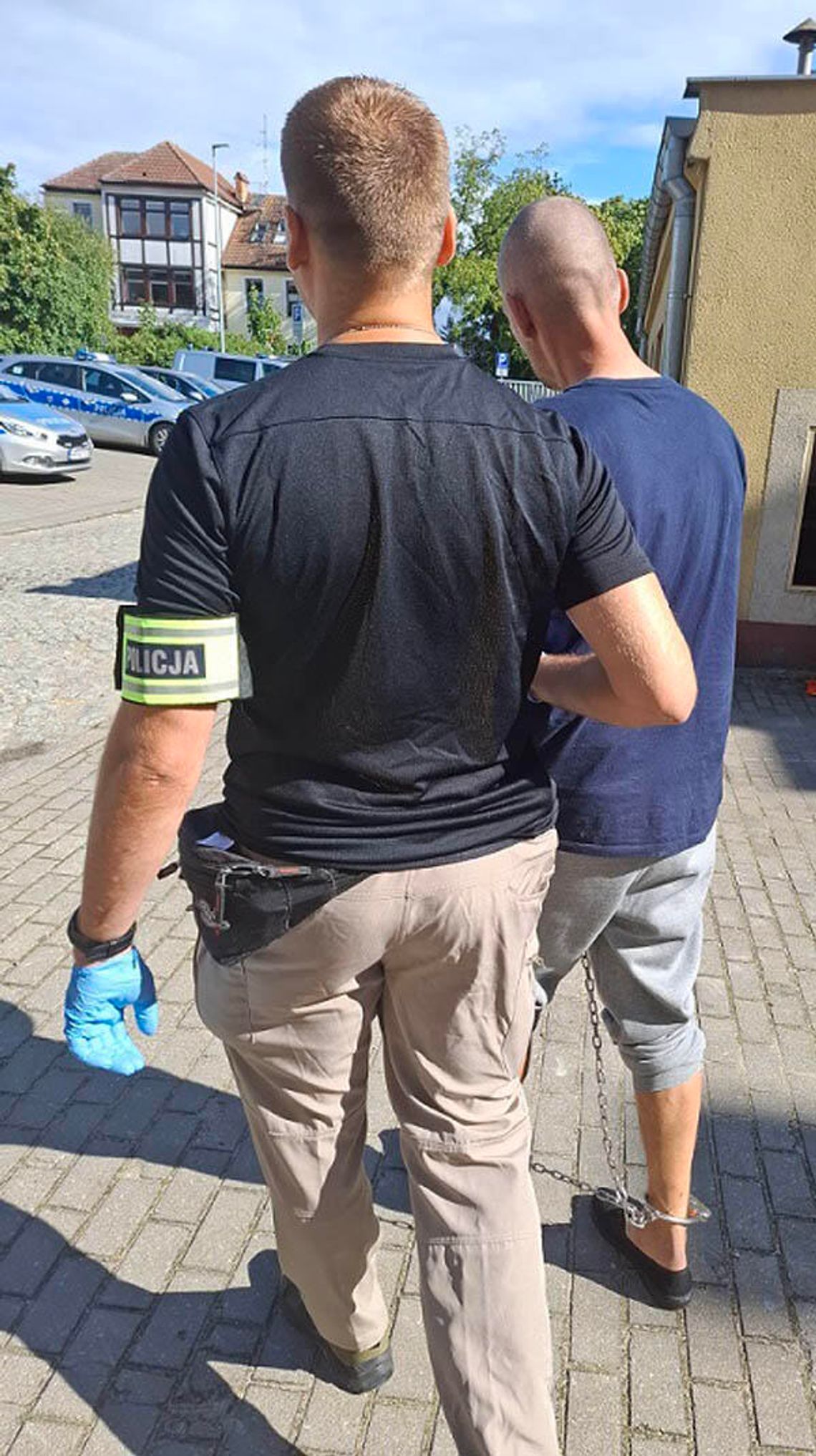 Zostawił kurtkę na włamie do weterynarza i to go zgubiło. Wpadł po serii włamań do sklepów i lokali usługowych