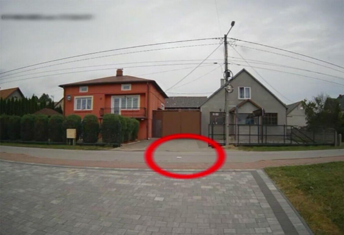 Zostawił na dachu samochodu 20 tysięcy euro. Pieniądze spadły na ulicę