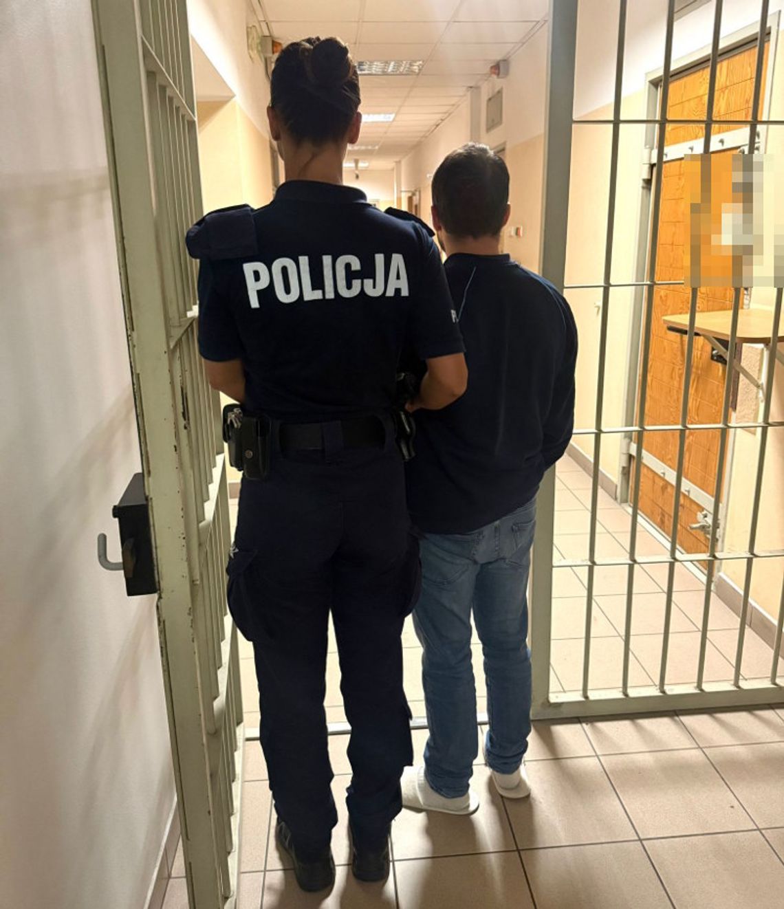 Zostawił ponad sto tysięcy złotych w aucie i go nie zamknął. Złodziej skorzystał z okazji