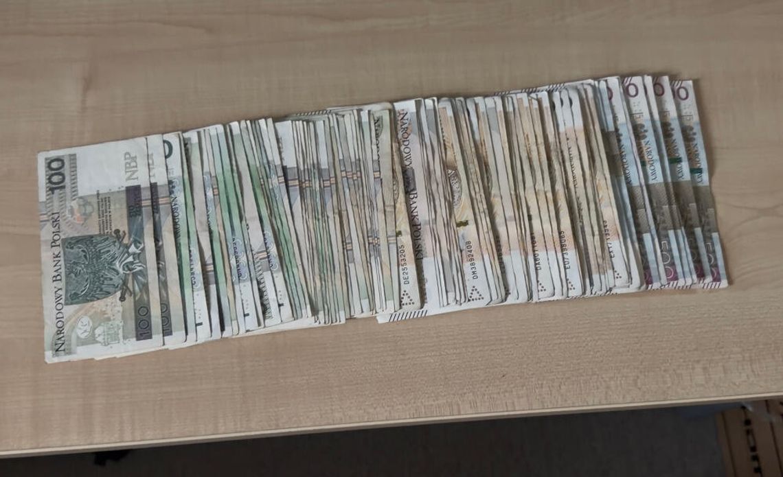 Zostawił saszetkę z pieniędzmi na ławce. Obcokrajowcy wykorzystali moment i ukradli 60 tysięcy Zostawił saszetkę z pieniędzmi na ławce. Obcokrajowcy wykorzystali moment i ukradli 60 tysięcy