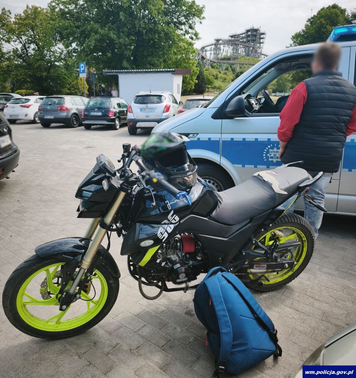 Zrobił kategorię B i od razu ją stracił. 17-latek popisywał się przy szkole jazdą motorowerem na jednym kole Zrobił kategorię B i od razu ją stracił. 17-latek popisywał się przy szkole jazdą motorowerem na jednym kole