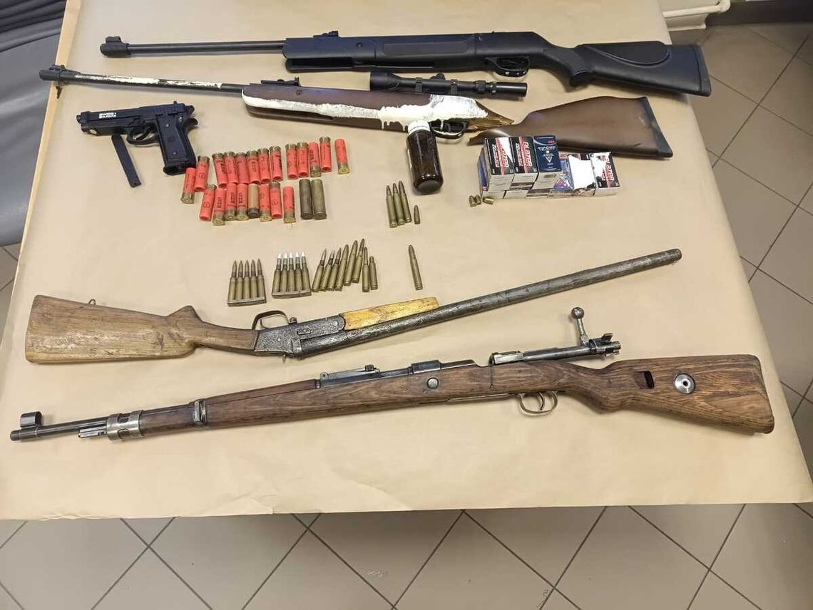 Zrobił w domu awanturę, przyjechała policja i odkryła jego tajemnicę. Mężczyzna miał nielegalną kolekcję broni